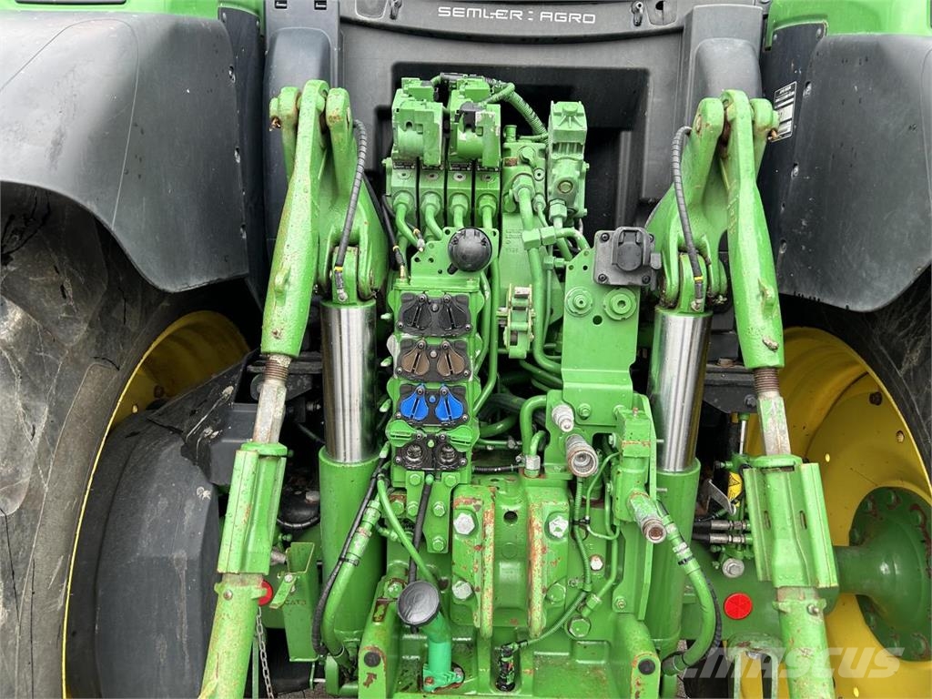 John Deere 6215R Traktori
