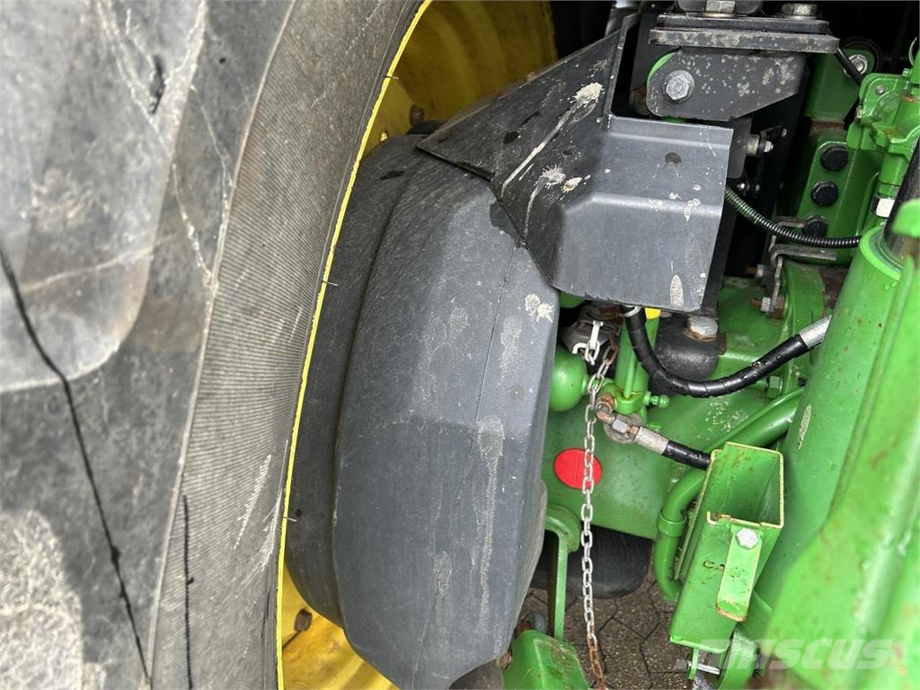 John Deere 6215R Traktori