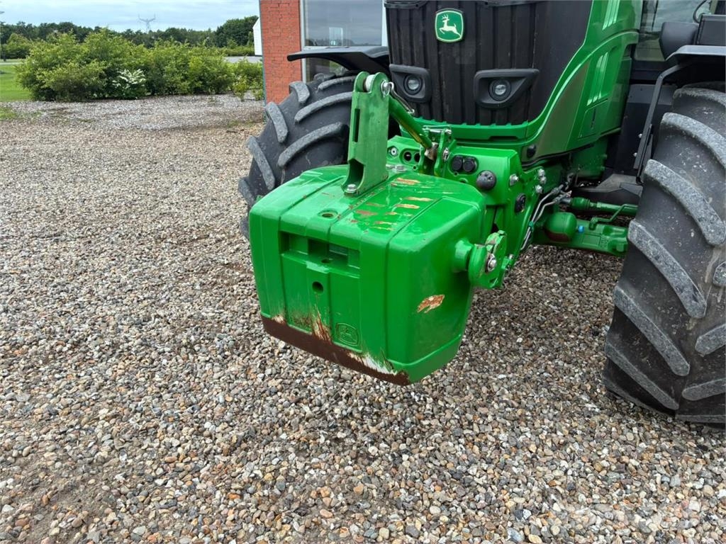John Deere 6215R الجرارات