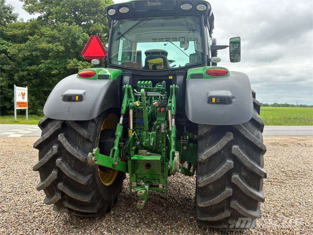 John Deere 6215R الجرارات