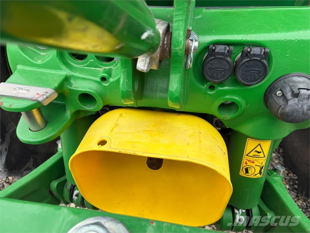John Deere 6215R الجرارات