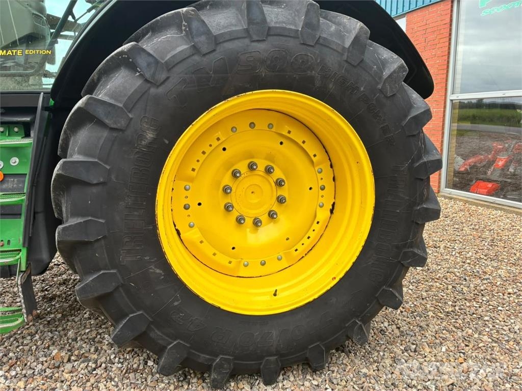 John Deere 6215R الجرارات