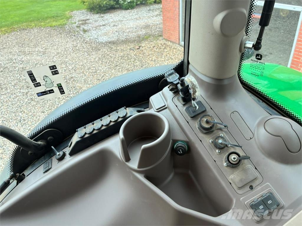 John Deere 6215R الجرارات