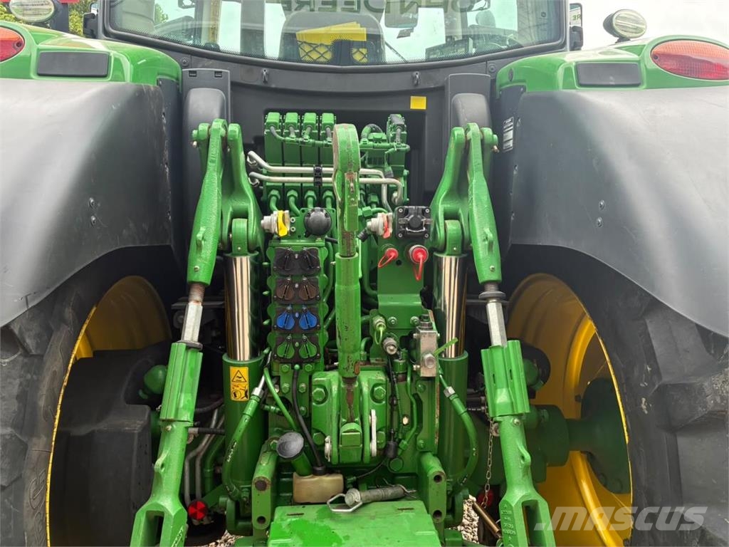 John Deere 6215R الجرارات