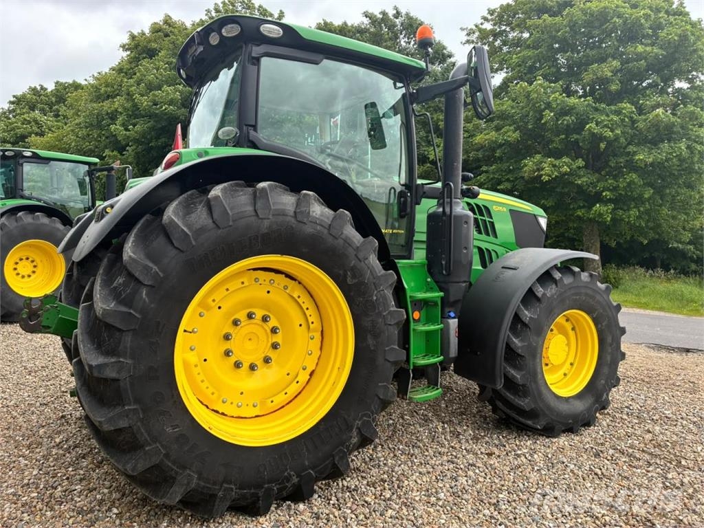 John Deere 6215R الجرارات