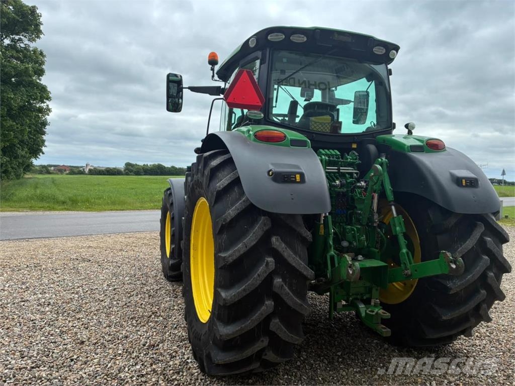 John Deere 6215R الجرارات