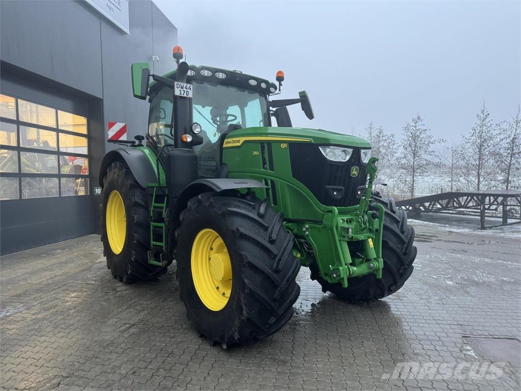 John Deere 6R 250 الجرارات