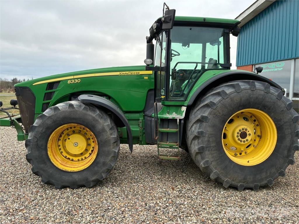 John Deere 8330 Traktorer