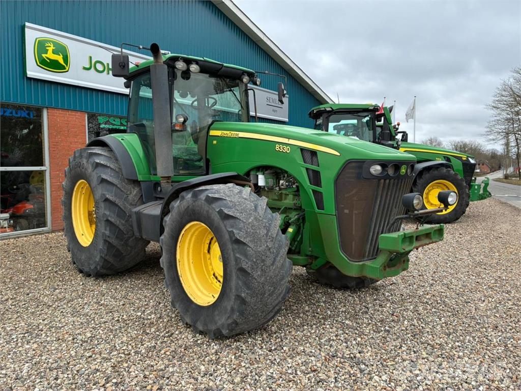 John Deere 8330 Traktorer