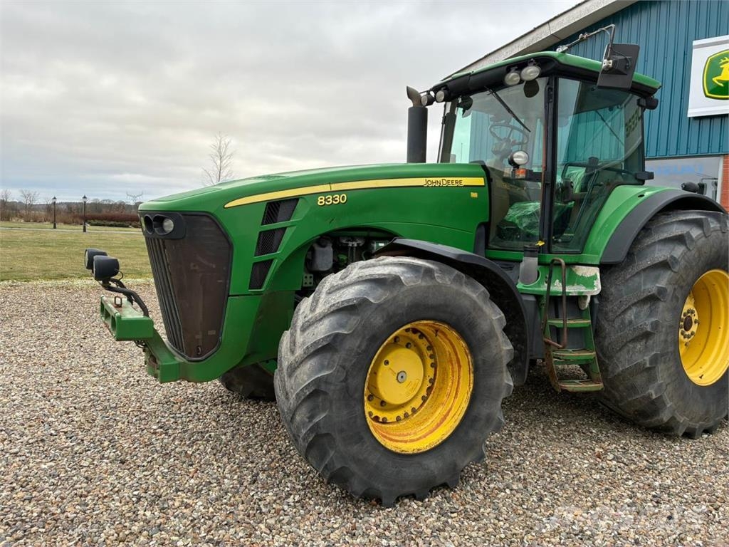 John Deere 8330 Traktorer