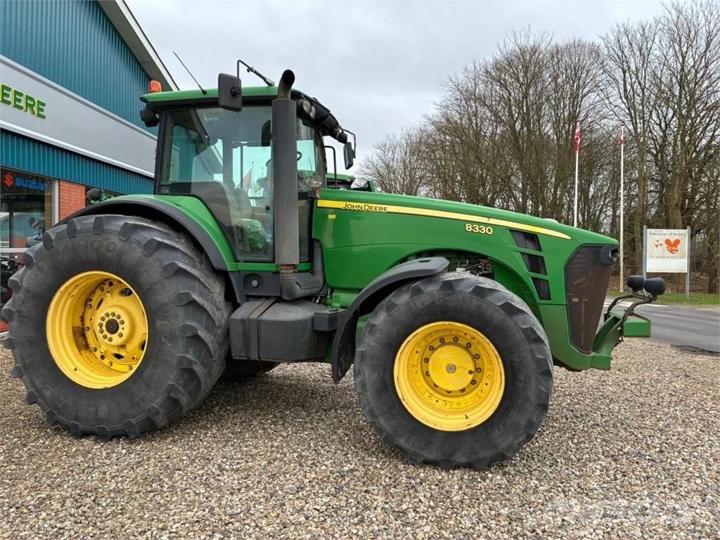John Deere 8330 Traktorer