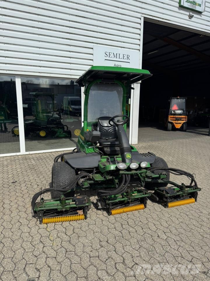 John Deere 8700 A Fairway mowers