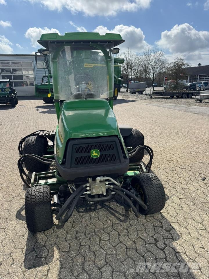 John Deere 8700 A Fairway mowers
