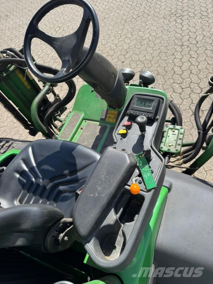 John Deere 8700 A Fairway mowers