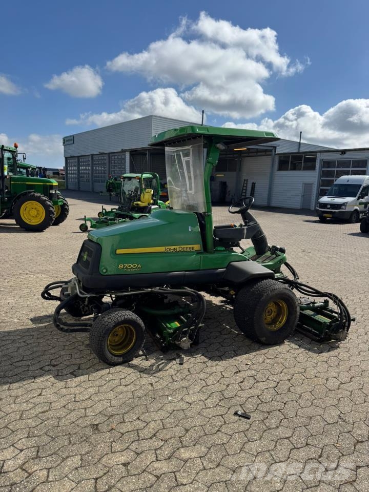 John Deere 8700 A Fairway mowers