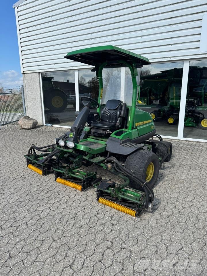 John Deere 8700 A Fairway mowers