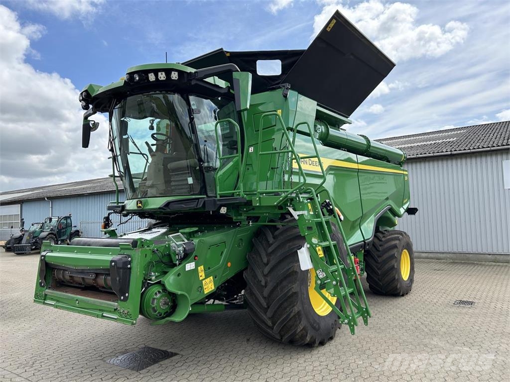John Deere X9-1000 Ražas novākšanas kombaini