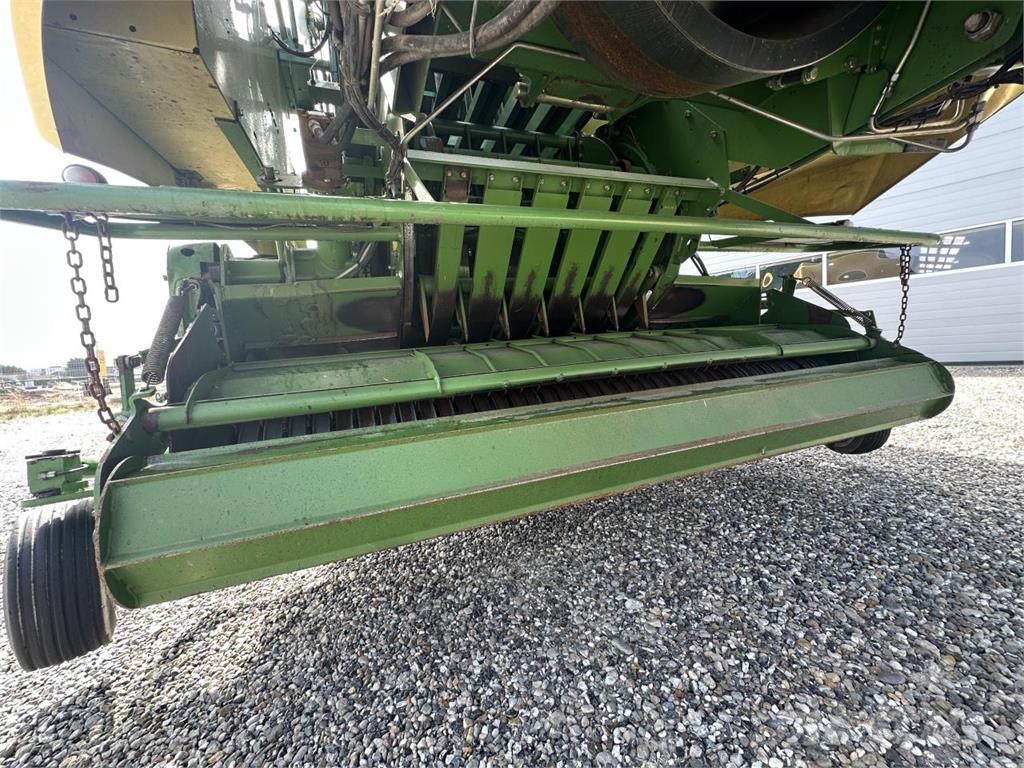 Krone BIG PACK 12130 Kanttipaalaimet