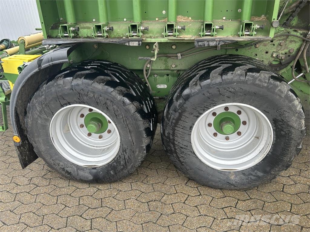 Krone CF155 XC EXTREME Рулонні прес-підбирачі
