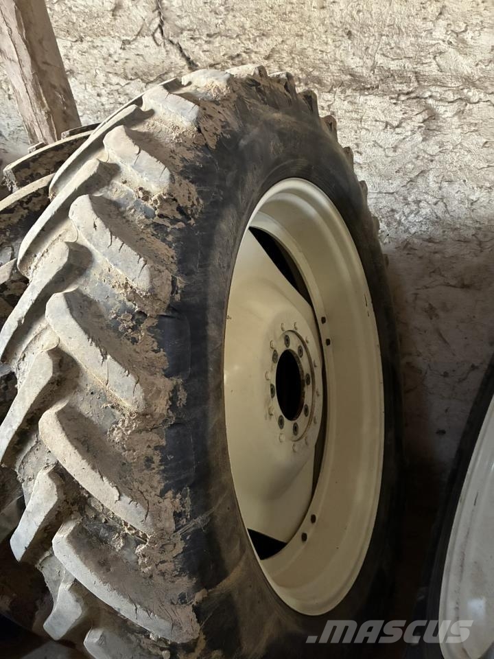 New Holland 14,9-46 OG 11,2-36 Däck, hjul och fälgar