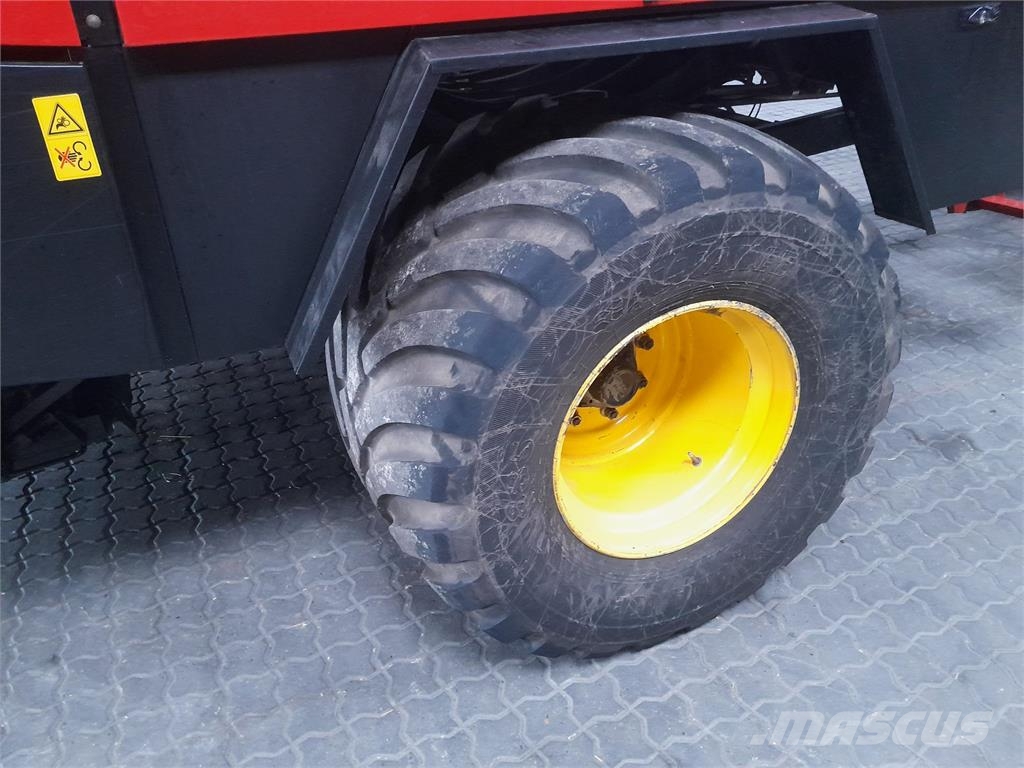 New Holland BB960 MED SNITTER Szögletes bálázók