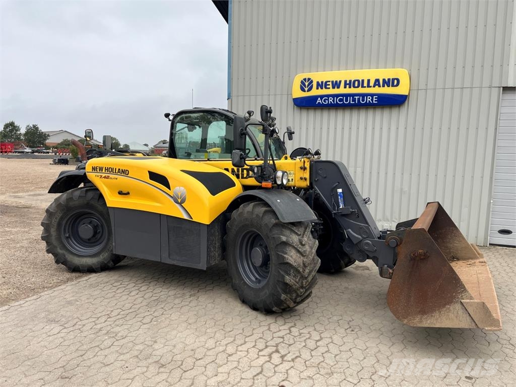 New Holland TH7.42 ELITE Teleskopické manipulátory