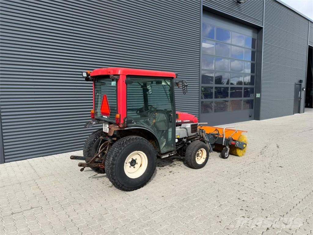 Yanmar EF 235 جرارات مدمجة