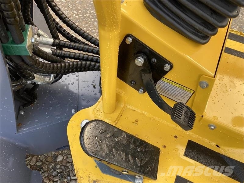 Eurotrac W11 med lang arm, skovl og gafler Minilæsser - knækstyret