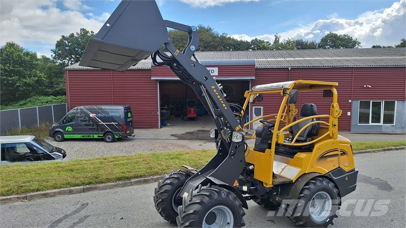 Eurotrac W12S mellem tårn لوادر صغيرة