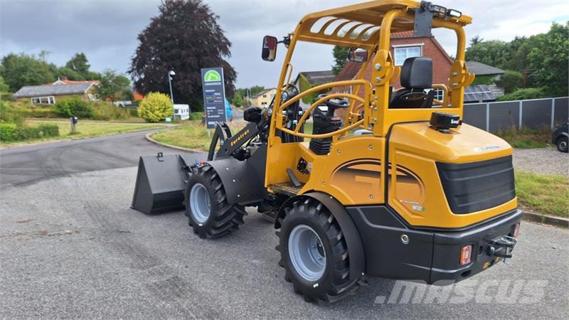 Eurotrac W12S mellem tårn لوادر صغيرة