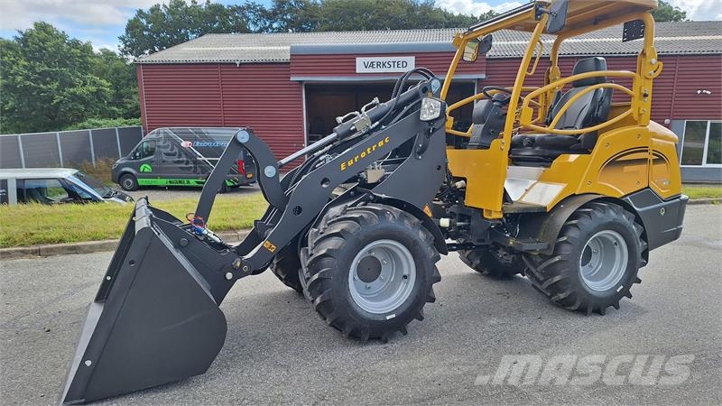 Eurotrac W12S mellem tårn لوادر صغيرة