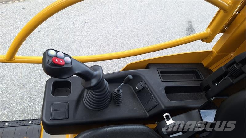 Eurotrac W12S mellem tårn لوادر صغيرة