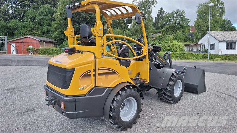 Eurotrac W12S mellem tårn لوادر صغيرة