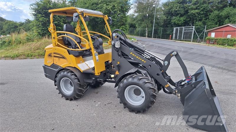Eurotrac W12S mellem tårn لوادر صغيرة