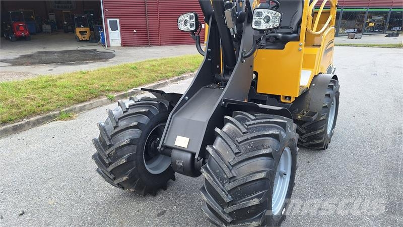 Eurotrac W12S mellem tårn لوادر صغيرة
