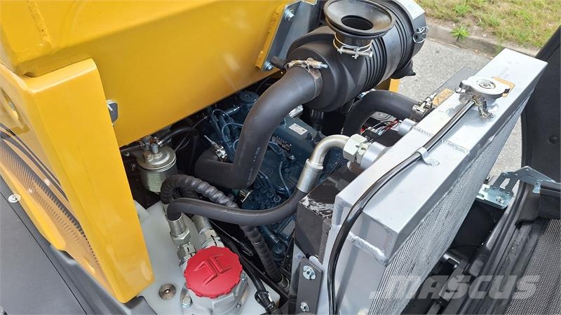 Eurotrac W12S mellem tårn لوادر صغيرة