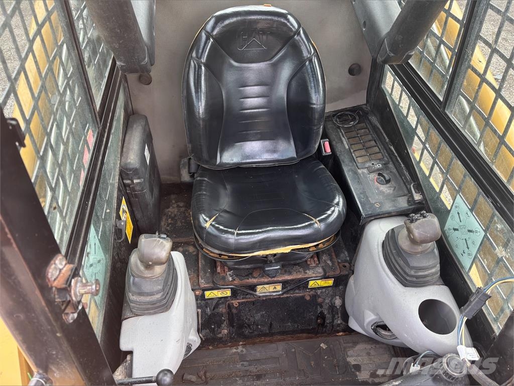 CAT 262B لوادر انزلاقية التوجيه