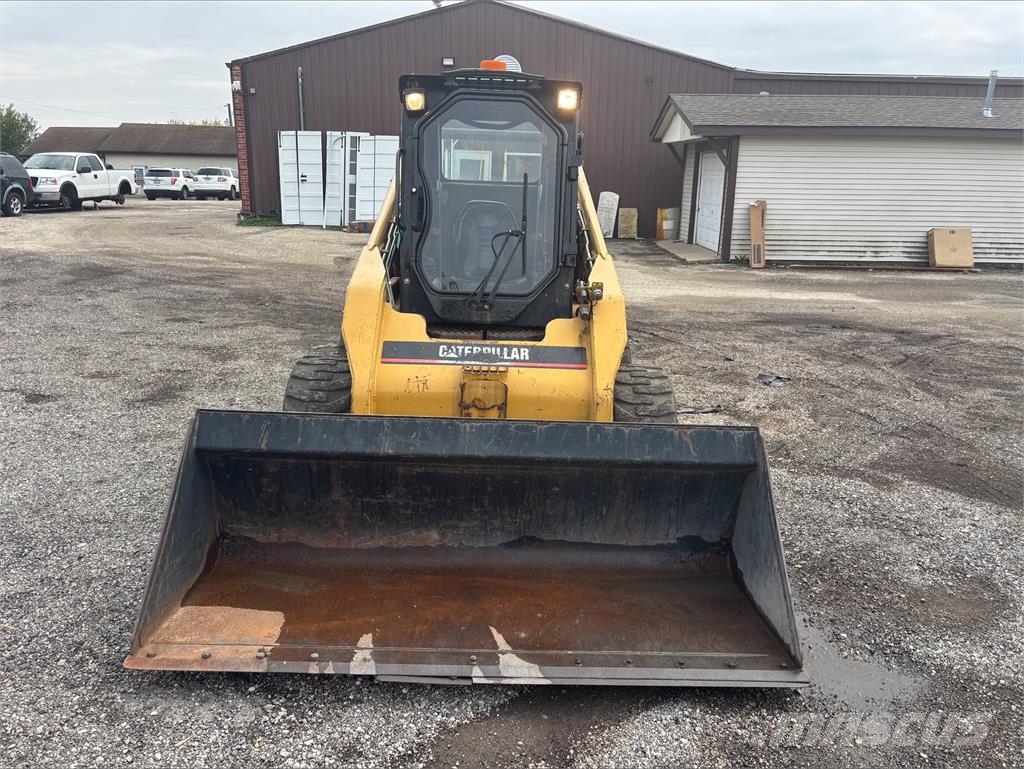 CAT 262B لوادر انزلاقية التوجيه