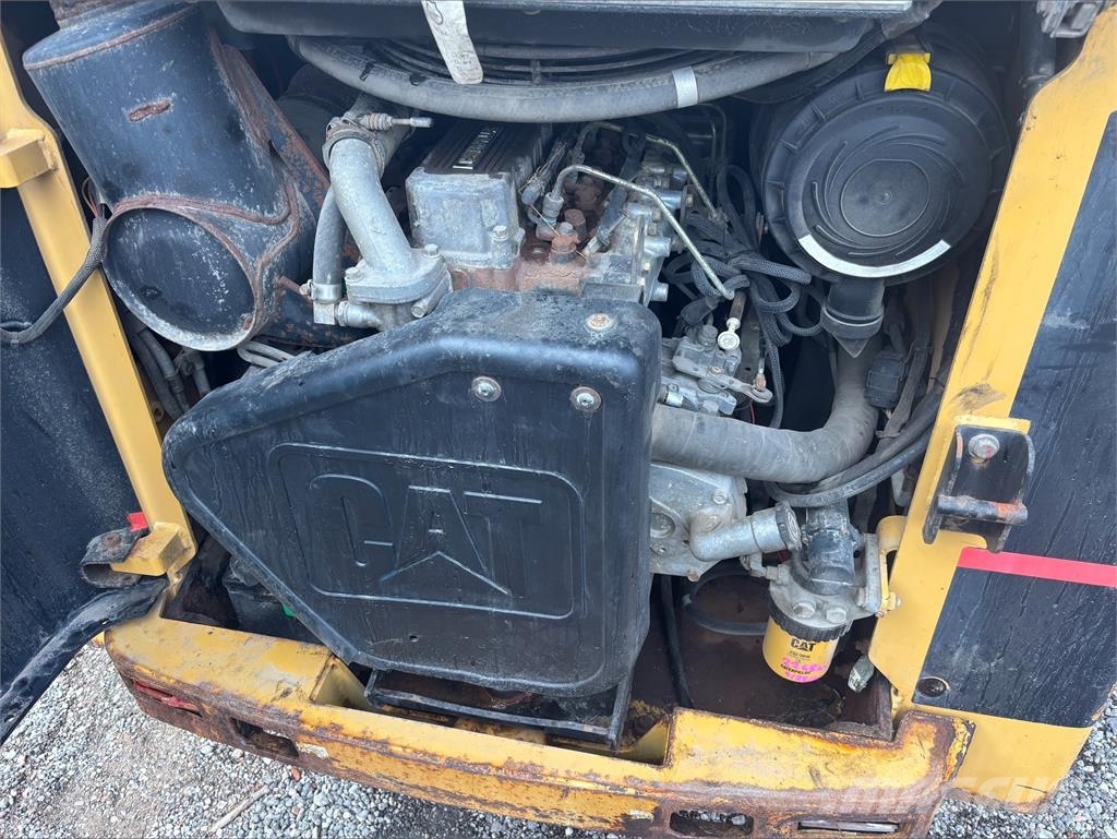 CAT 262B لوادر انزلاقية التوجيه