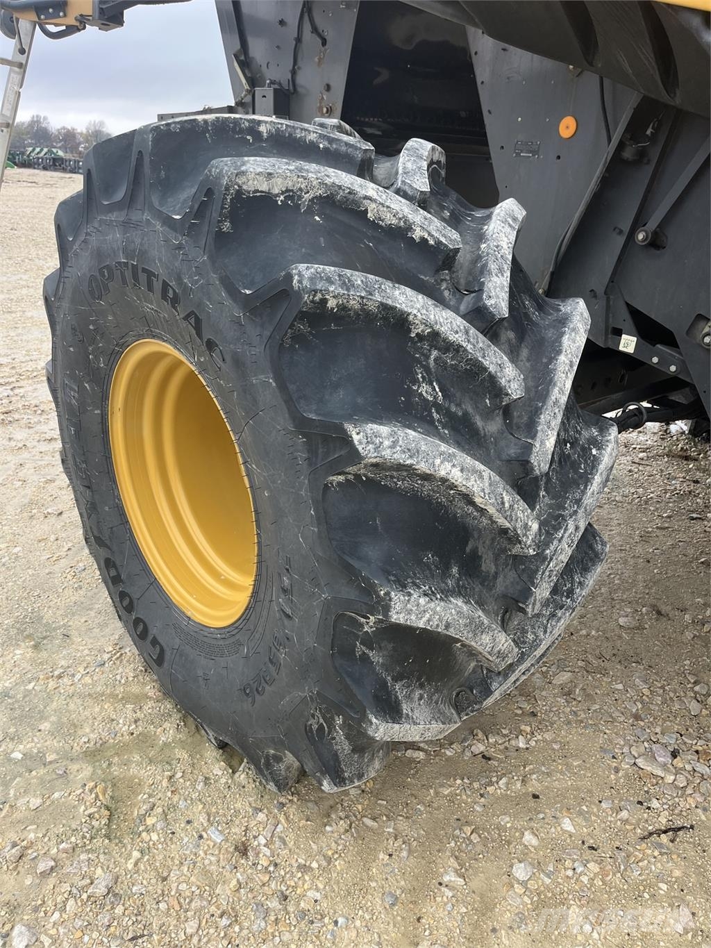 CAT 585R 聯合收穫機