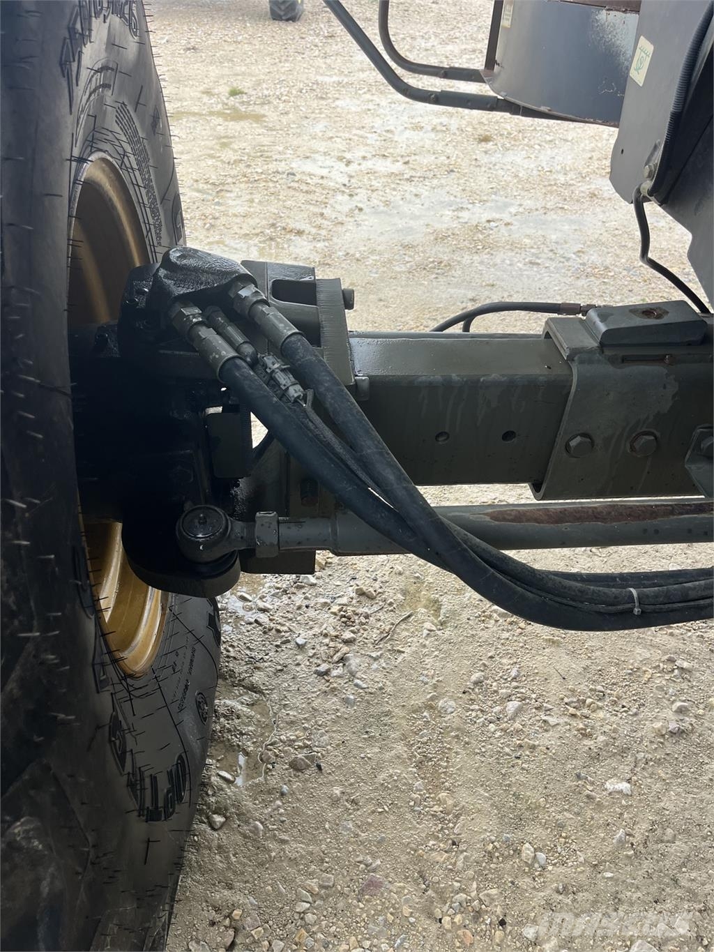 CAT 585R 聯合收穫機