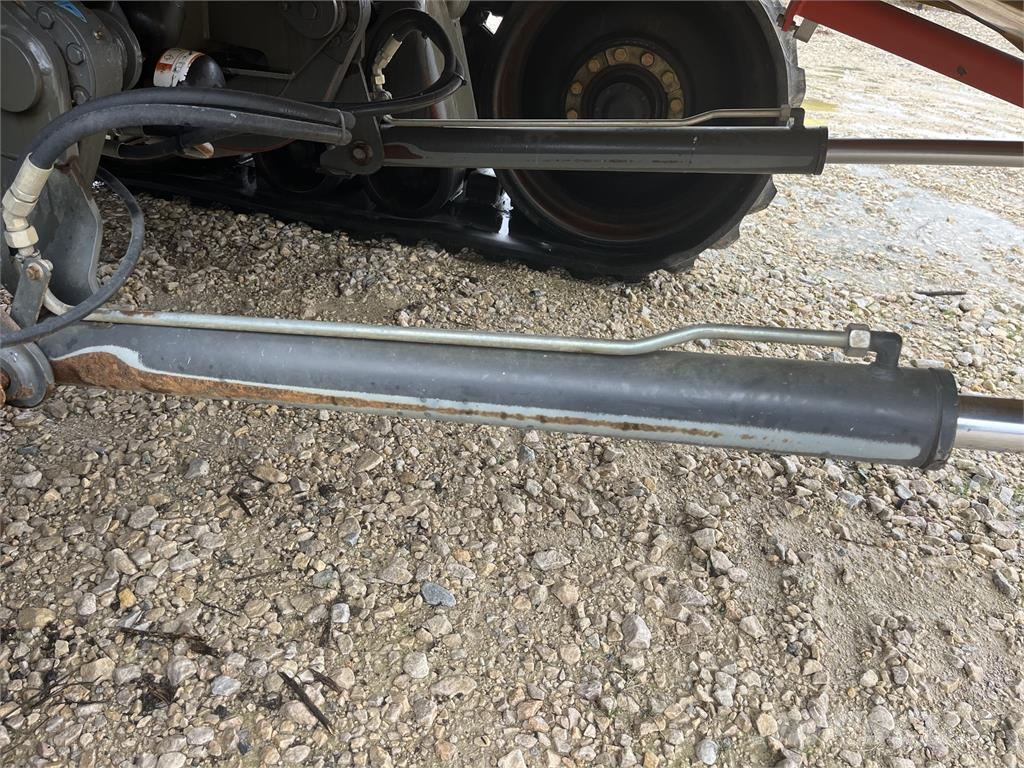 CAT 585R 聯合收穫機