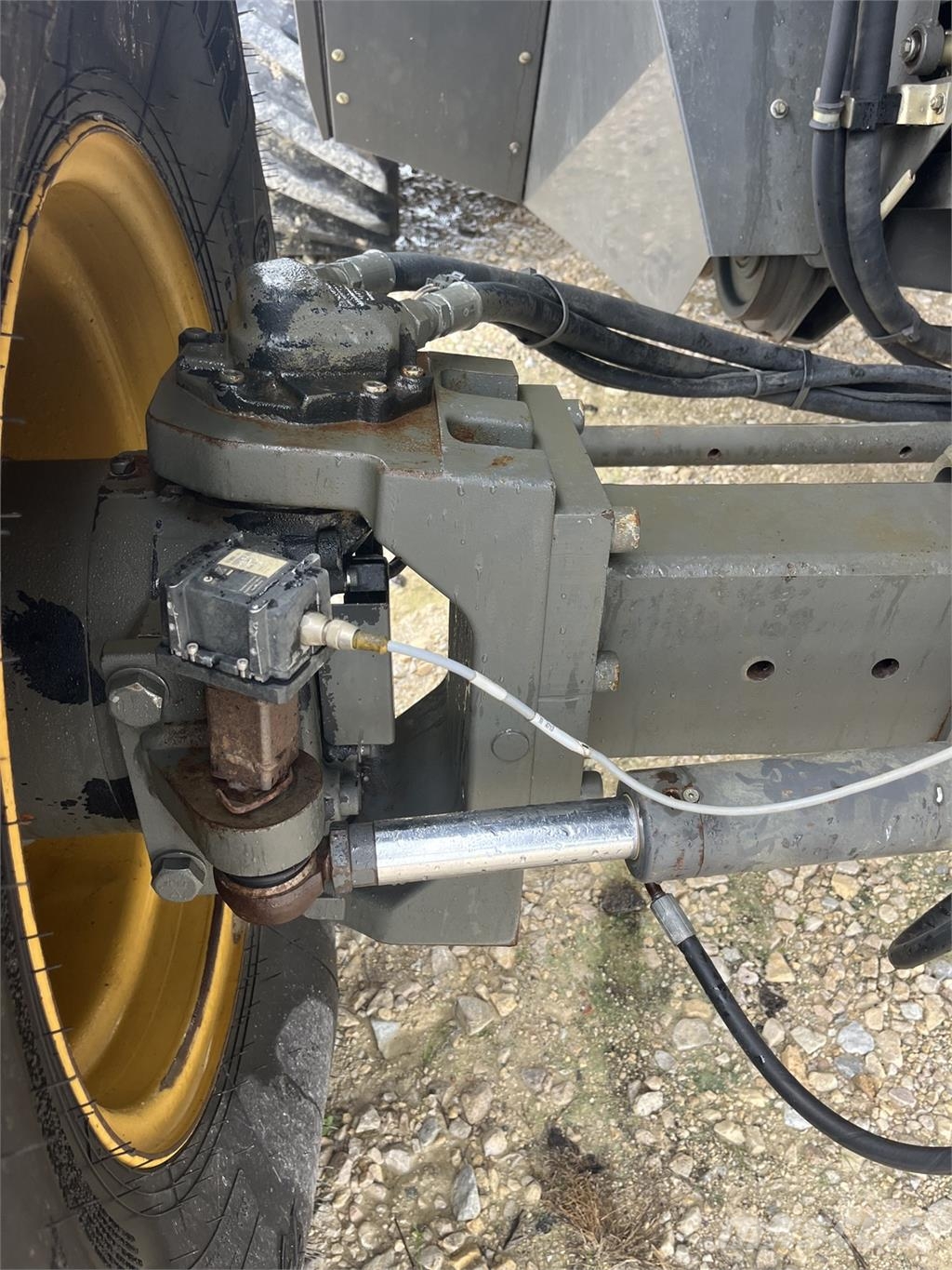 CAT 585R 聯合收穫機