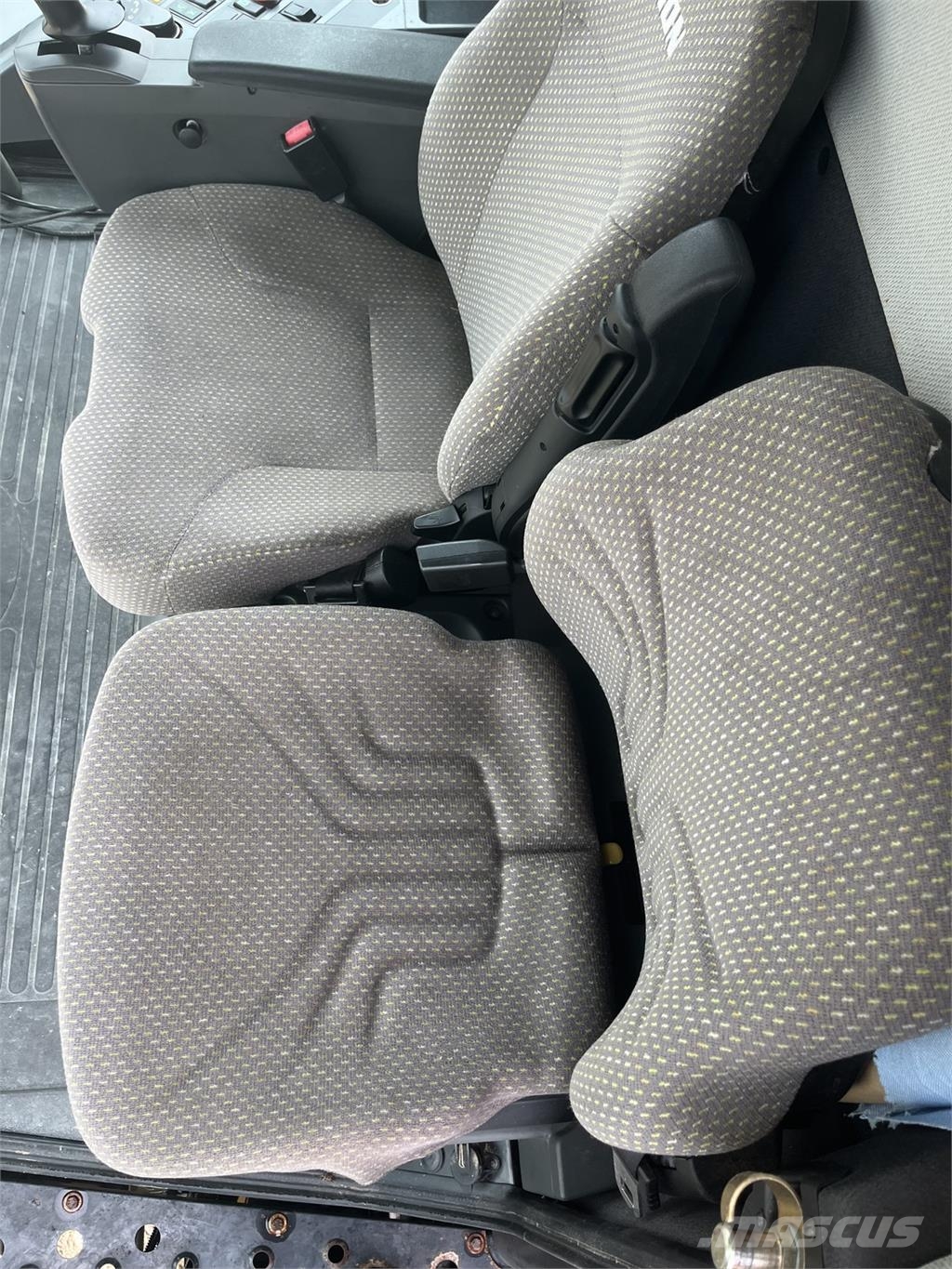 CAT 585R 聯合收穫機