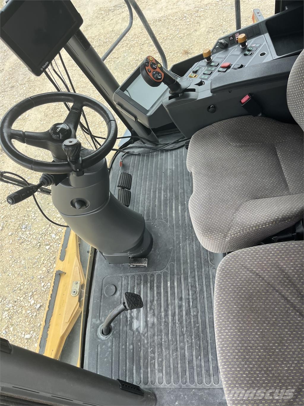 CAT 585R 聯合收穫機