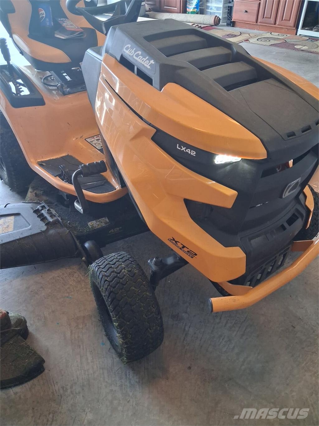 Cub Cadet LX42 KH Päältäajettavat ruohonleikkurit