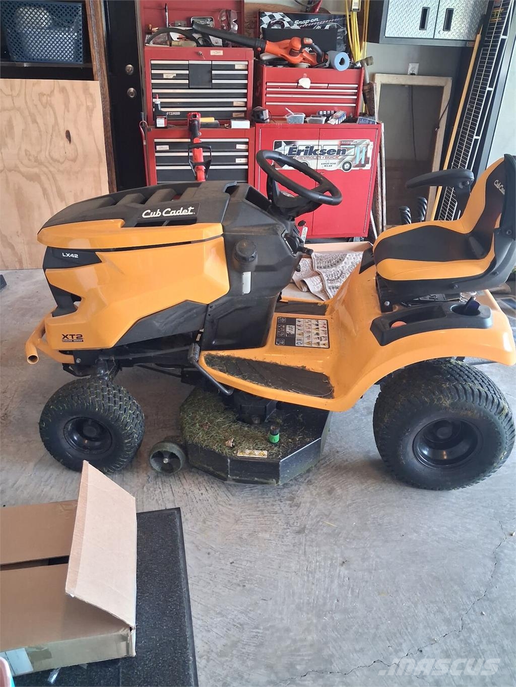 Cub Cadet LX42 KH Päältäajettavat ruohonleikkurit