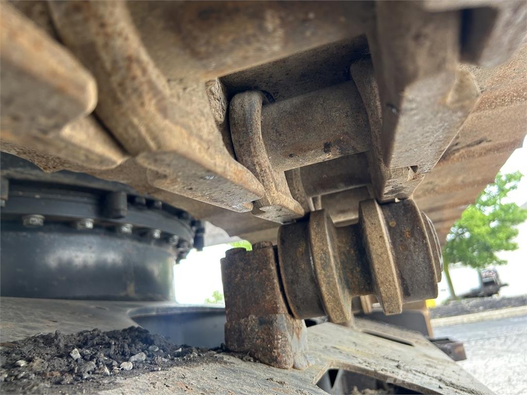 Hitachi ZX225USRK-6 Kāpurķēžu ekskavatori