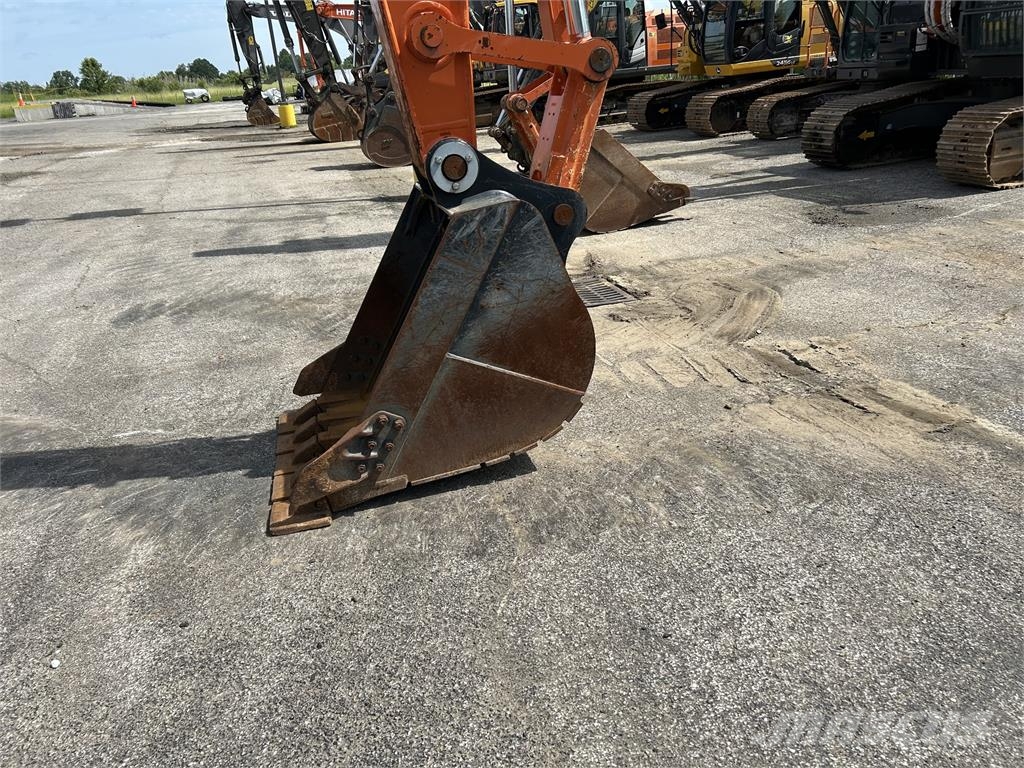 Hitachi ZX225USRK-6 Kāpurķēžu ekskavatori