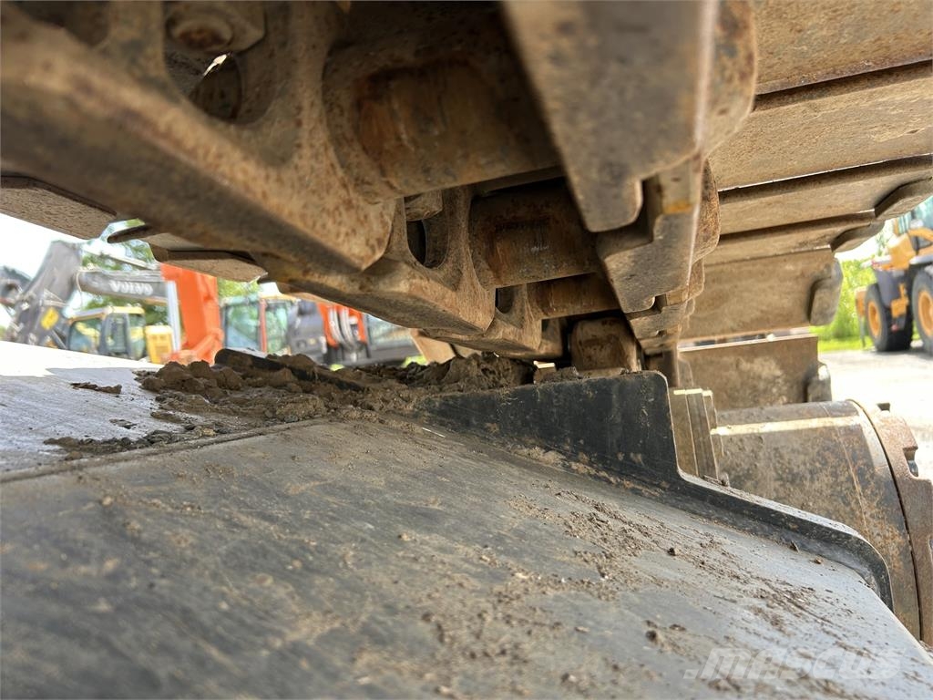 Hitachi ZX225USRK-6 Kāpurķēžu ekskavatori